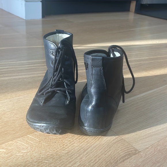Vivobarefoot Leather Boots- fuzzy lining- soft leather- super comfy - Picture 2 of 5